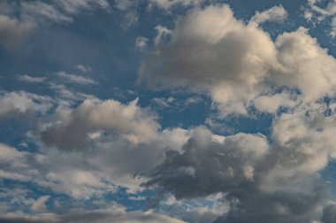 Gökyüzündeki bulutlar. Bulutlarla dolu bir gökyüzünün muhteşem manzarası. Bulutlu bir gökyüzünün derinliği ve üç boyutlu.