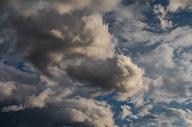 Gökyüzündeki bulutlar. Bulutlarla dolu bir gökyüzünün muhteşem manzarası. Bulutlu bir gökyüzünün derinliği ve üç boyutlu.