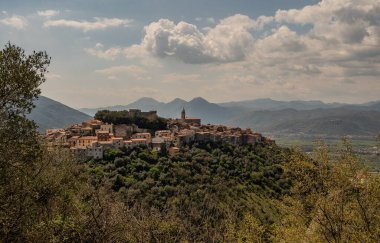 Monteroduni, İtalya 'nın Molise eyaletinde yer alan bir şehirdir. 460 metre yükseklikteki bir tepede, panoramik bir konumda, Pignatelli Kalesi 'ni temsil ediyor..