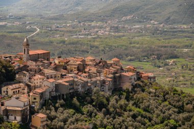 Monteroduni, İtalya 'nın Molise eyaletinde yer alan bir şehirdir. 460 metre yükseklikteki bir tepede, panoramik bir konumda, Pignatelli Kalesi 'ni temsil ediyor..
