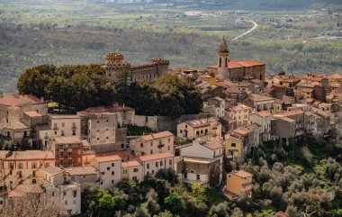Monteroduni, İtalya 'nın Molise eyaletinde yer alan bir şehirdir. 460 metre yükseklikteki bir tepede, panoramik bir konumda, Pignatelli Kalesi 'ni temsil ediyor..