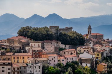 Monteroduni, İtalya 'nın Molise eyaletinde yer alan bir şehirdir. 460 metre yükseklikteki bir tepede, panoramik bir konumda, Pignatelli Kalesi 'ni temsil ediyor..