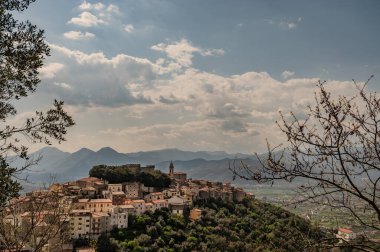 Monteroduni, İtalya 'nın Molise eyaletinde yer alan bir şehirdir. 460 metre yükseklikteki bir tepede, panoramik bir konumda, Pignatelli Kalesi 'ni temsil ediyor..