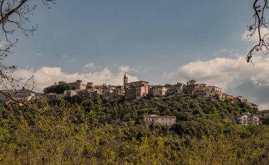 Monteroduni, İtalya 'nın Molise eyaletinde yer alan bir şehirdir. 460 metre yükseklikteki bir tepede, panoramik bir konumda, Pignatelli Kalesi 'ni temsil ediyor..