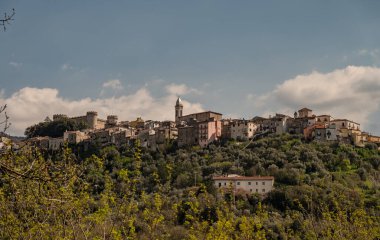 Monteroduni, İtalya 'nın Molise eyaletinde yer alan bir şehirdir. 460 metre yükseklikteki bir tepede, panoramik bir konumda, Pignatelli Kalesi 'ni temsil ediyor..