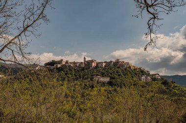 Monteroduni, İtalya 'nın Molise eyaletinde yer alan bir şehirdir. 460 metre yükseklikteki bir tepede, panoramik bir konumda, Pignatelli Kalesi 'ni temsil ediyor..