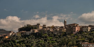 Monteroduni, İtalya 'nın Molise eyaletinde yer alan bir şehirdir. 460 metre yükseklikteki bir tepede, panoramik bir konumda, Pignatelli Kalesi 'ni temsil ediyor..