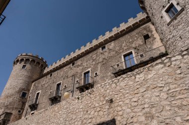 Pignatelli Şatosu 18. yüzyıla dayanır. Lombardlar San Michele şapeli ile küçük bir kale inşa etmişlerdi..