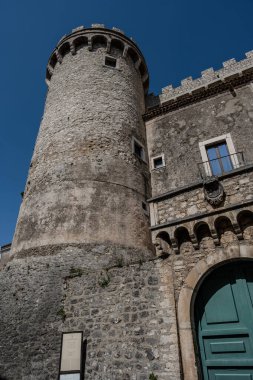 Pignatelli Şatosu 18. yüzyıla dayanır. Lombardlar San Michele şapeli ile küçük bir kale inşa etmişlerdi..