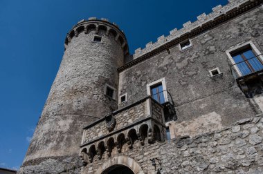 Pignatelli Şatosu 18. yüzyıla dayanır. Lombardlar San Michele şapeli ile küçük bir kale inşa etmişlerdi..