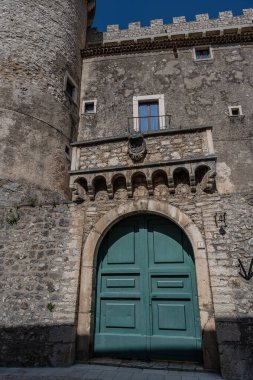 Pignatelli Şatosu 18. yüzyıla dayanır. Lombardlar San Michele şapeli ile küçük bir kale inşa etmişlerdi..