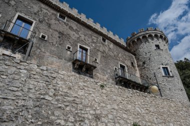 Pignatelli Şatosu 18. yüzyıla dayanır. Lombardlar San Michele şapeli ile küçük bir kale inşa etmişlerdi..