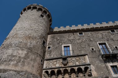 Pignatelli Şatosu 18. yüzyıla dayanır. Lombardlar San Michele şapeli ile küçük bir kale inşa etmişlerdi..