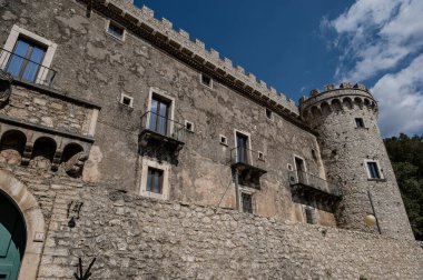 Pignatelli Şatosu 18. yüzyıla dayanır. Lombardlar San Michele şapeli ile küçük bir kale inşa etmişlerdi..