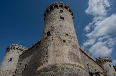 Pignatelli Şatosu 18. yüzyıla dayanır. Lombardlar San Michele şapeli ile küçük bir kale inşa etmişlerdi..