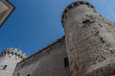 Pignatelli Şatosu 18. yüzyıla dayanır. Lombardlar San Michele şapeli ile küçük bir kale inşa etmişlerdi..