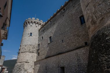 Pignatelli Şatosu 18. yüzyıla dayanır. Lombardlar San Michele şapeli ile küçük bir kale inşa etmişlerdi..