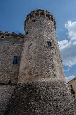 Pignatelli Şatosu 18. yüzyıla dayanır. Lombardlar San Michele şapeli ile küçük bir kale inşa etmişlerdi..