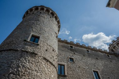 Pignatelli Şatosu 18. yüzyıla dayanır. Lombardlar San Michele şapeli ile küçük bir kale inşa etmişlerdi..