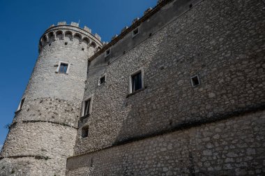 Pignatelli Şatosu 18. yüzyıla dayanır. Lombardlar San Michele şapeli ile küçük bir kale inşa etmişlerdi..