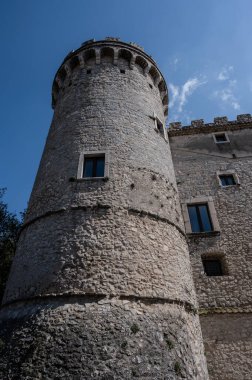 Pignatelli Şatosu 18. yüzyıla dayanır. Lombardlar San Michele şapeli ile küçük bir kale inşa etmişlerdi..