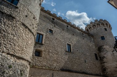 Pignatelli Şatosu 18. yüzyıla dayanır. Lombardlar San Michele şapeli ile küçük bir kale inşa etmişlerdi..
