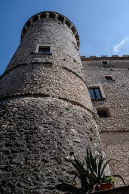 Pignatelli Şatosu 18. yüzyıla dayanır. Lombardlar San Michele şapeli ile küçük bir kale inşa etmişlerdi..