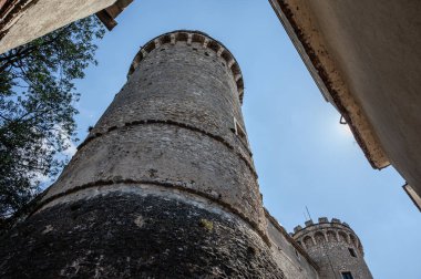 Pignatelli Şatosu 18. yüzyıla dayanır. Lombardlar San Michele şapeli ile küçük bir kale inşa etmişlerdi..