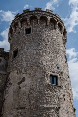 Pignatelli Şatosu 18. yüzyıla dayanır. Lombardlar San Michele şapeli ile küçük bir kale inşa etmişlerdi..
