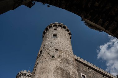 Pignatelli Şatosu 18. yüzyıla dayanır. Lombardlar San Michele şapeli ile küçük bir kale inşa etmişlerdi..