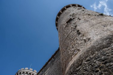 Pignatelli Şatosu 18. yüzyıla dayanır. Lombardlar San Michele şapeli ile küçük bir kale inşa etmişlerdi..