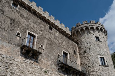 Pignatelli Şatosu 18. yüzyıla dayanır. Lombardlar San Michele şapeli ile küçük bir kale inşa etmişlerdi..