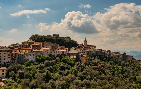 Monteroduni, İtalya 'nın Molise eyaletinde yer alan bir şehirdir. 460 metre yükseklikteki bir tepede, panoramik bir konumda, Pignatelli Kalesi 'ni temsil ediyor..