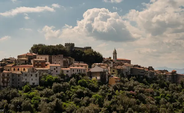 Monteroduni, İtalya 'nın Molise eyaletinde yer alan bir şehirdir. 460 metre yükseklikteki bir tepede, panoramik bir konumda, Pignatelli Kalesi 'ni temsil ediyor..