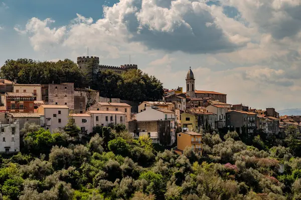 Monteroduni, İtalya 'nın Molise eyaletinde yer alan bir şehirdir. 460 metre yükseklikteki bir tepede, panoramik bir konumda, Pignatelli Kalesi 'ni temsil ediyor..