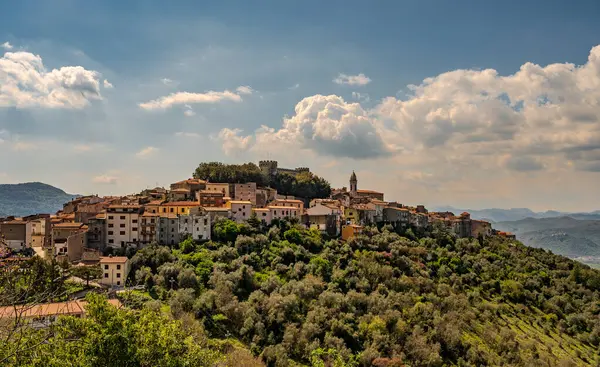 Monteroduni, İtalya 'nın Molise eyaletinde yer alan bir şehirdir. 460 metre yükseklikteki bir tepede, panoramik bir konumda, Pignatelli Kalesi 'ni temsil ediyor..