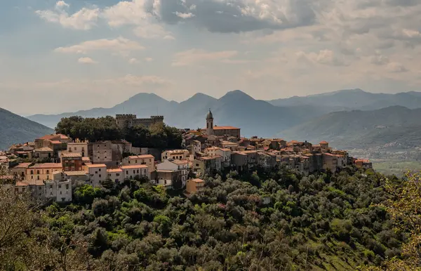 Monteroduni, İtalya 'nın Molise eyaletinde yer alan bir şehirdir. 460 metre yükseklikteki bir tepede, panoramik bir konumda, Pignatelli Kalesi 'ni temsil ediyor..