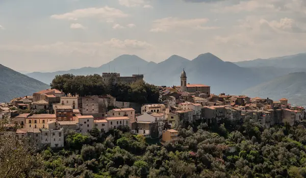 Monteroduni, İtalya 'nın Molise eyaletinde yer alan bir şehirdir. 460 metre yükseklikteki bir tepede, panoramik bir konumda, Pignatelli Kalesi 'ni temsil ediyor..