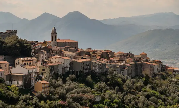 Monteroduni, İtalya 'nın Molise eyaletinde yer alan bir şehirdir. 460 metre yükseklikteki bir tepede, panoramik bir konumda, Pignatelli Kalesi 'ni temsil ediyor..