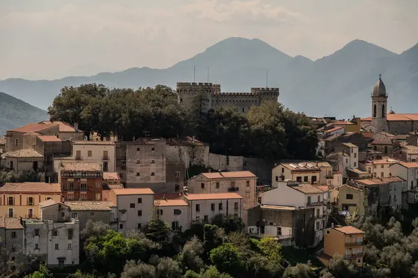 Monteroduni, İtalya 'nın Molise eyaletinde yer alan bir şehirdir. 460 metre yükseklikteki bir tepede, panoramik bir konumda, Pignatelli Kalesi 'ni temsil ediyor..