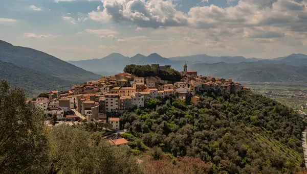 Monteroduni, İtalya 'nın Molise eyaletinde yer alan bir şehirdir. 460 metre yükseklikteki bir tepede, panoramik bir konumda, Pignatelli Kalesi 'ni temsil ediyor..