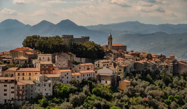 Monteroduni, İtalya 'nın Molise eyaletinde yer alan bir şehirdir. 460 metre yükseklikteki bir tepede, panoramik bir konumda, Pignatelli Kalesi 'ni temsil ediyor..