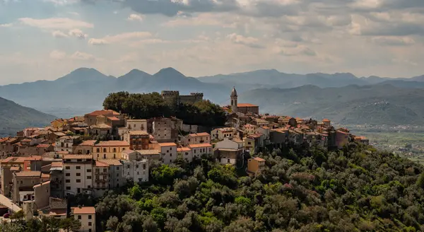 Monteroduni, İtalya 'nın Molise eyaletinde yer alan bir şehirdir. 460 metre yükseklikteki bir tepede, panoramik bir konumda, Pignatelli Kalesi 'ni temsil ediyor..