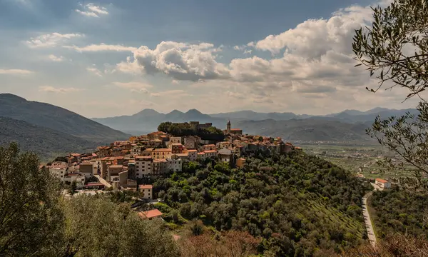 Monteroduni, İtalya 'nın Molise eyaletinde yer alan bir şehirdir. 460 metre yükseklikteki bir tepede, panoramik bir konumda, Pignatelli Kalesi 'ni temsil ediyor..