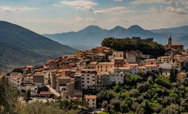 Monteroduni, İtalya 'nın Molise eyaletinde yer alan bir şehirdir. 460 metre yükseklikteki bir tepede, panoramik bir konumda, Pignatelli Kalesi 'ni temsil ediyor..