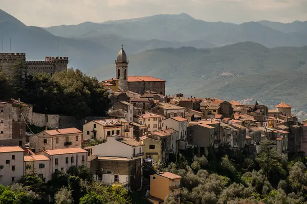 Monteroduni, İtalya 'nın Molise eyaletinde yer alan bir şehirdir. 460 metre yükseklikteki bir tepede, panoramik bir konumda, Pignatelli Kalesi 'ni temsil ediyor..