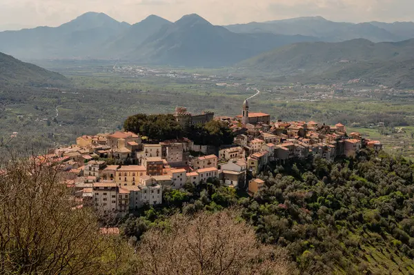 Monteroduni, İtalya 'nın Molise eyaletinde yer alan bir şehirdir. 460 metre yükseklikteki bir tepede, panoramik bir konumda, Pignatelli Kalesi 'ni temsil ediyor..