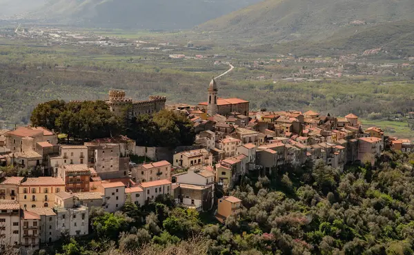 Monteroduni, İtalya 'nın Molise eyaletinde yer alan bir şehirdir. 460 metre yükseklikteki bir tepede, panoramik bir konumda, Pignatelli Kalesi 'ni temsil ediyor..