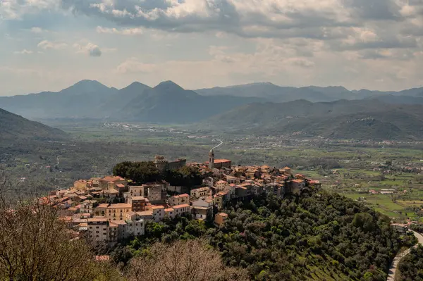Monteroduni, İtalya 'nın Molise eyaletinde yer alan bir şehirdir. 460 metre yükseklikteki bir tepede, panoramik bir konumda, Pignatelli Kalesi 'ni temsil ediyor..