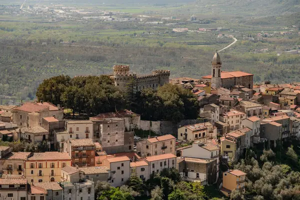 Monteroduni, İtalya 'nın Molise eyaletinde yer alan bir şehirdir. 460 metre yükseklikteki bir tepede, panoramik bir konumda, Pignatelli Kalesi 'ni temsil ediyor..